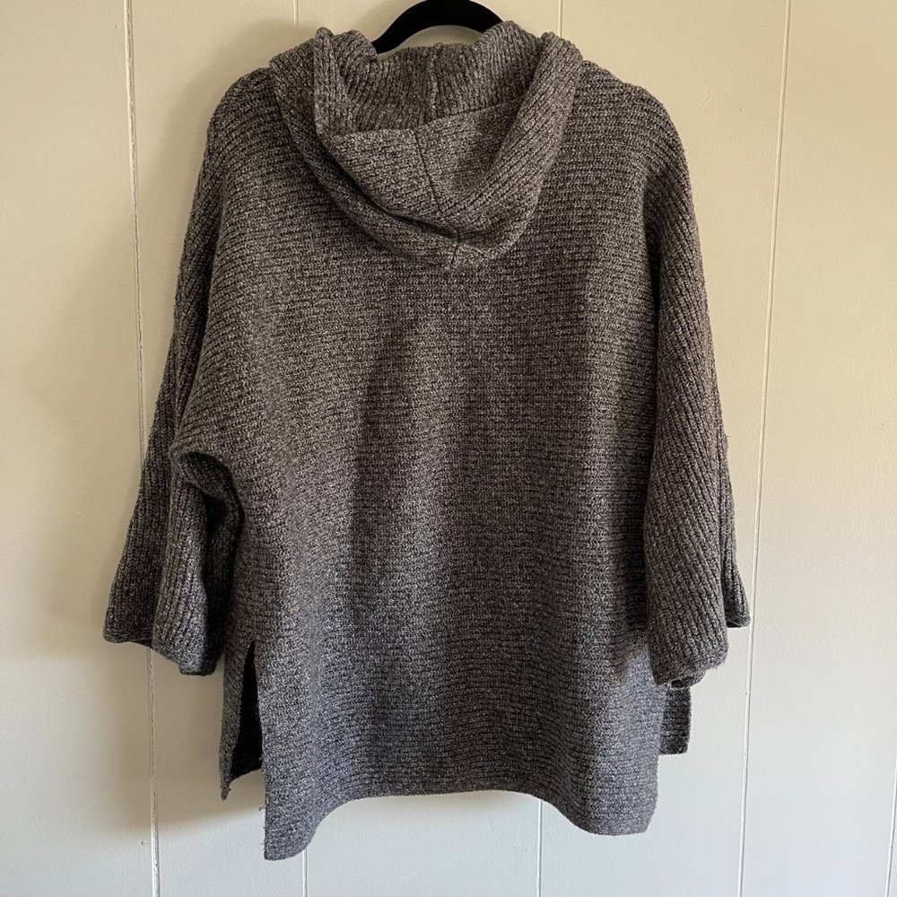Old Navy Women's Oversized Hooded Sweater - Picture 4 of 4